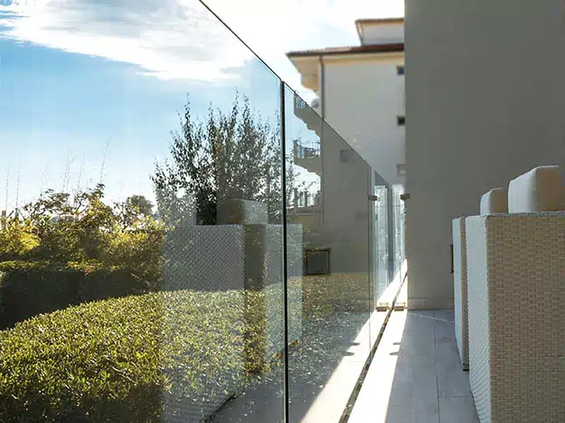 Applicazione di rivestimenti contro raggi uv per vetri di pareti vetrate e parapetti a Ravenna e Faenza