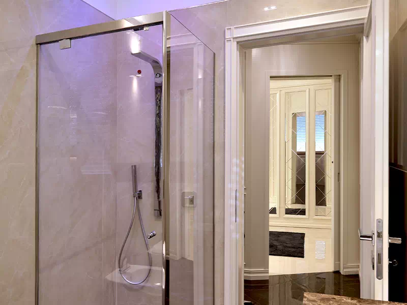 Bagno con arredo in vetro su misura e cabina doccia per Bologna e Imola