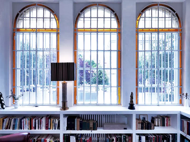 Complementi di arredo in vetro colorato fatti su misura con lampade artigianali a Ravenna e Faenza