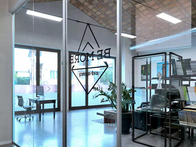 Decorazione su vetro con stampa di loghi e motivi geometrici per Bologna e Imola