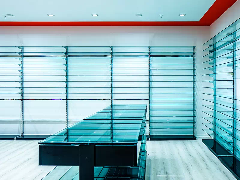 Espositore in cristallo stratificato di sicurezza su misura in vendita per negozi a Bologna e Imola