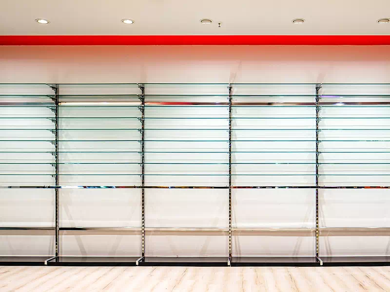 Installazione di vetrine ed espositori con mensole in cristallo extra chiaro su misura a Bologna e Imola