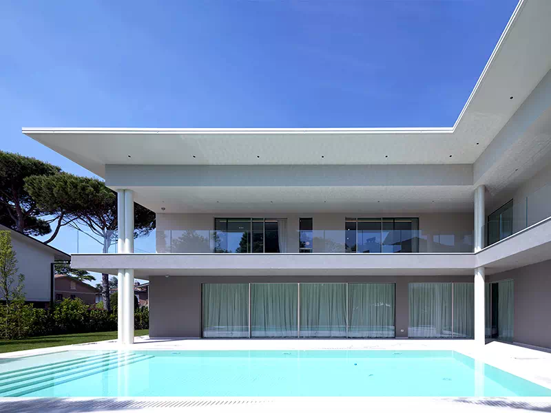 Parapetti e recinzioni in vetro strutturale con posa in opera di Vetreria Landi a Ravenna e Faenza