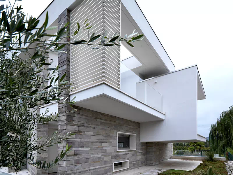 Parapetti in vetro con design moderno fatti su misura per i balconi di Ravenna e Faenza