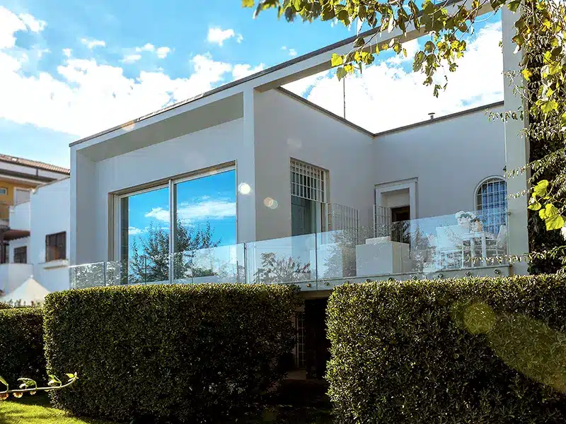 Parapetti in vetro temprato per terrazzi progettati e in vendita a Ravenna e Faenza