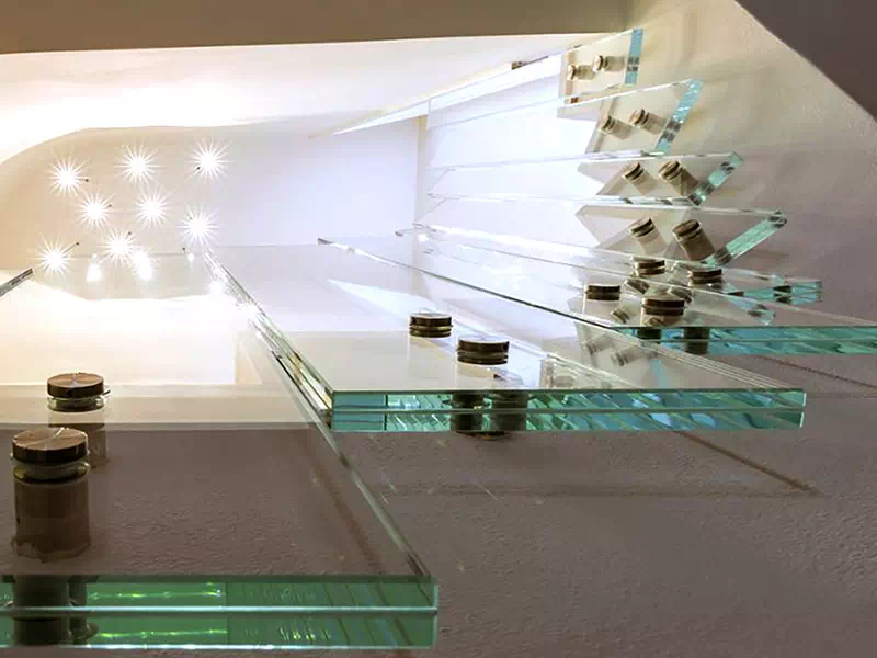 Parapetti moderni in vetro e cristallo personalizzati e fatti su misura per concept store a Faenza e Ravenna