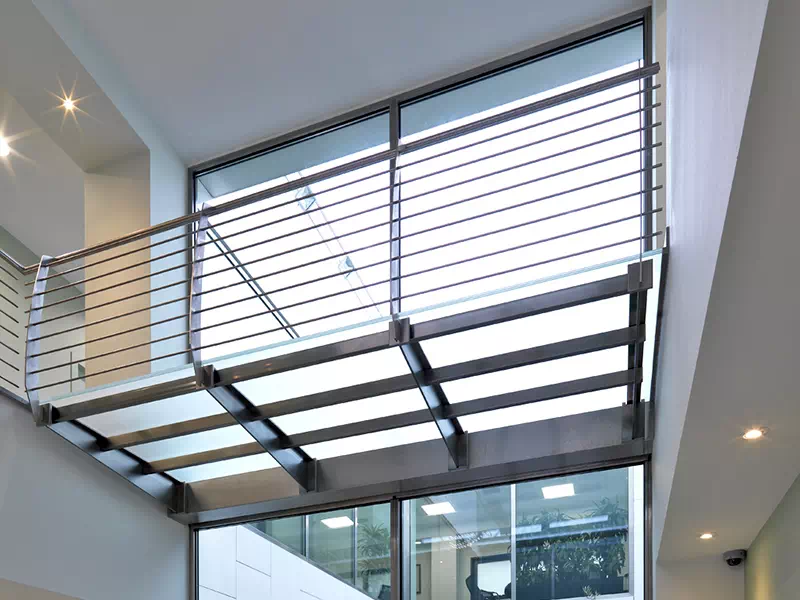 e parapetto per scale mobili in cristallo stratificato calpestabile a Ravenna e Faenza