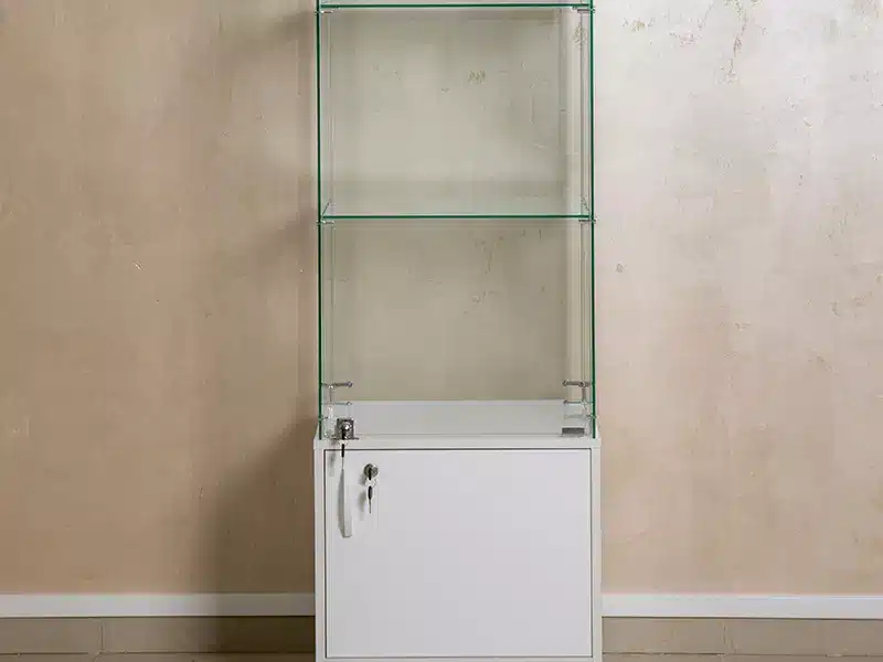 Produzione di vetrine verticali in vetro temprato per uffici e negozi a Bologna e Imola