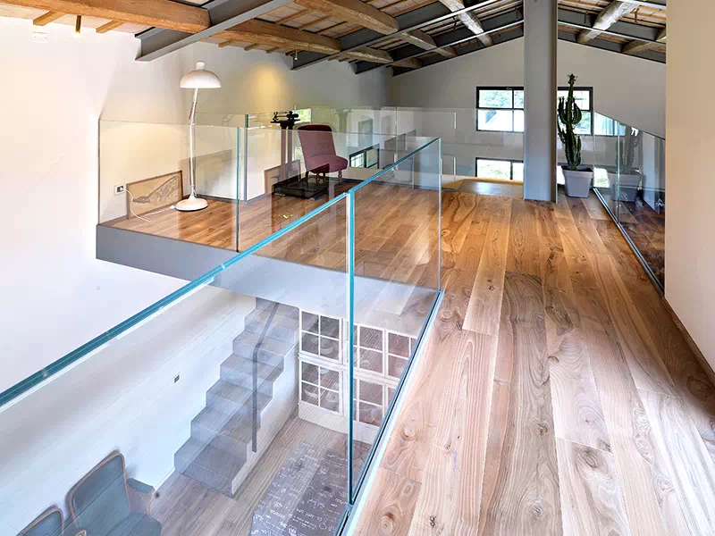 Soppalco di design in cristallo strutturale e legno in vendita per hotel, negozi e ville a Ravenna e Faenza