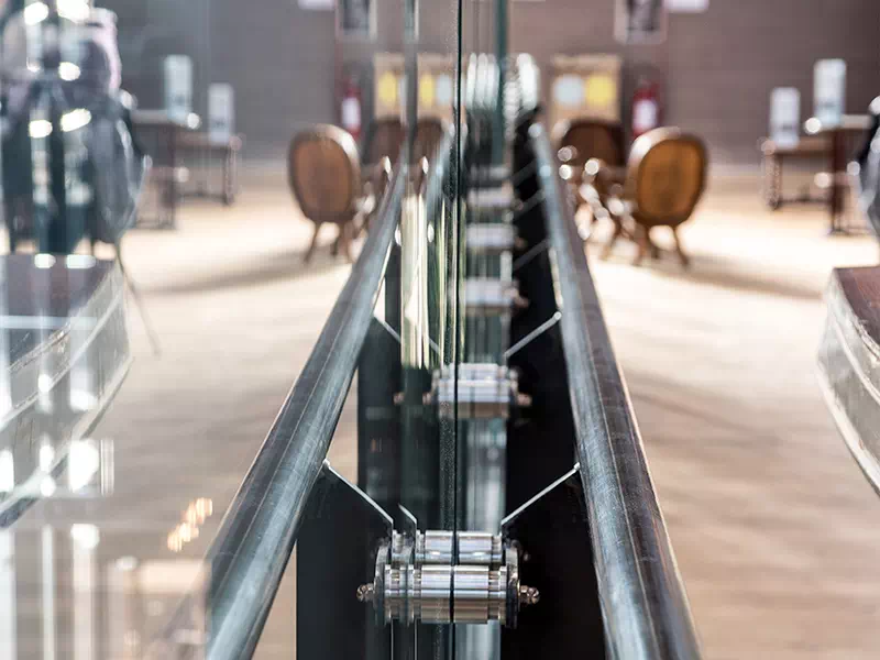 Soppalco in vetro trasparente temprato con sostegni in acciaio costruito su misura per Ravenna e Faenza