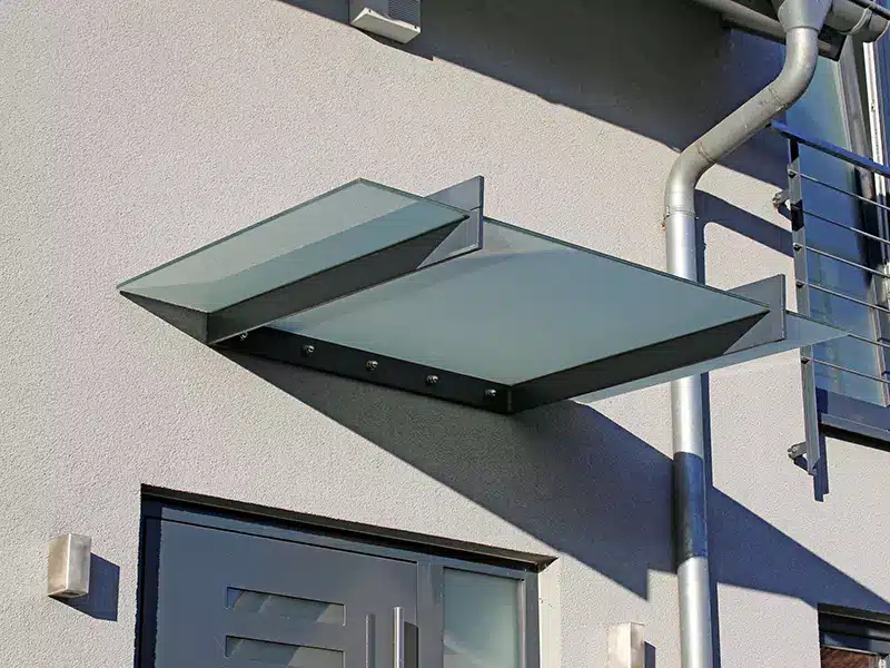 Vetro satinato temprato prodotto da Vetreria Landi per pensiline in vendita a Bologna e Imola