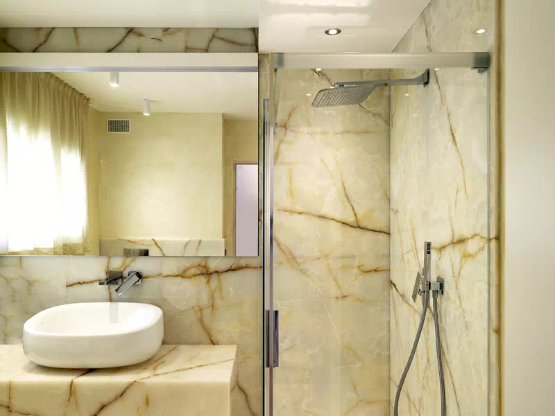 Box doccia progettato su misura per il bagno di hotel e ville a Bologna e Imola