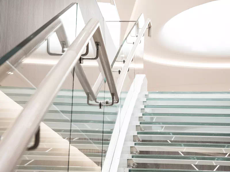 Scala con scalini in vetro e parapetto in cristallo temprato fata su misura per Bologna e Imola